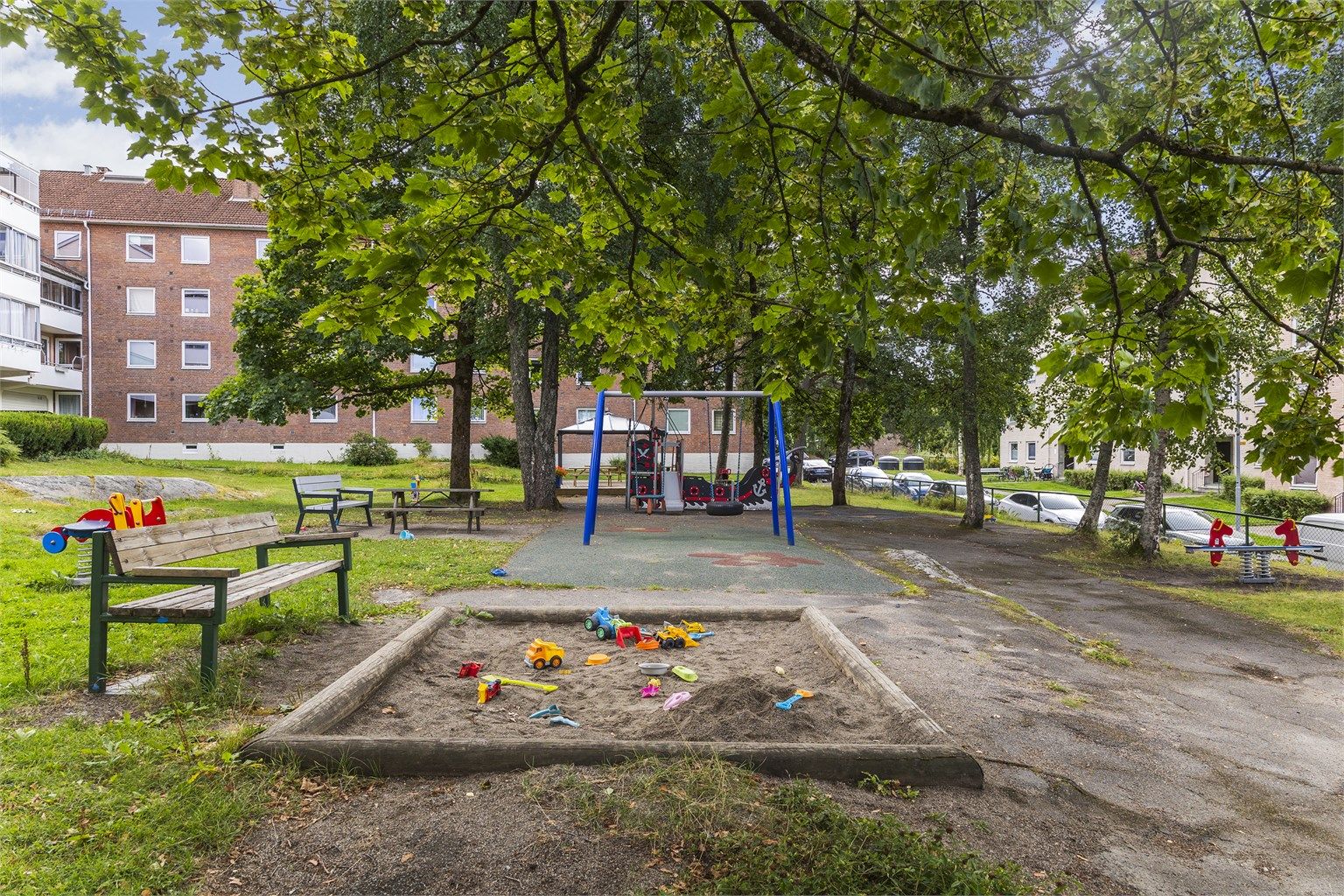 Borettslaget har to moderne lekeplasser tilgjengelig for beboerne.