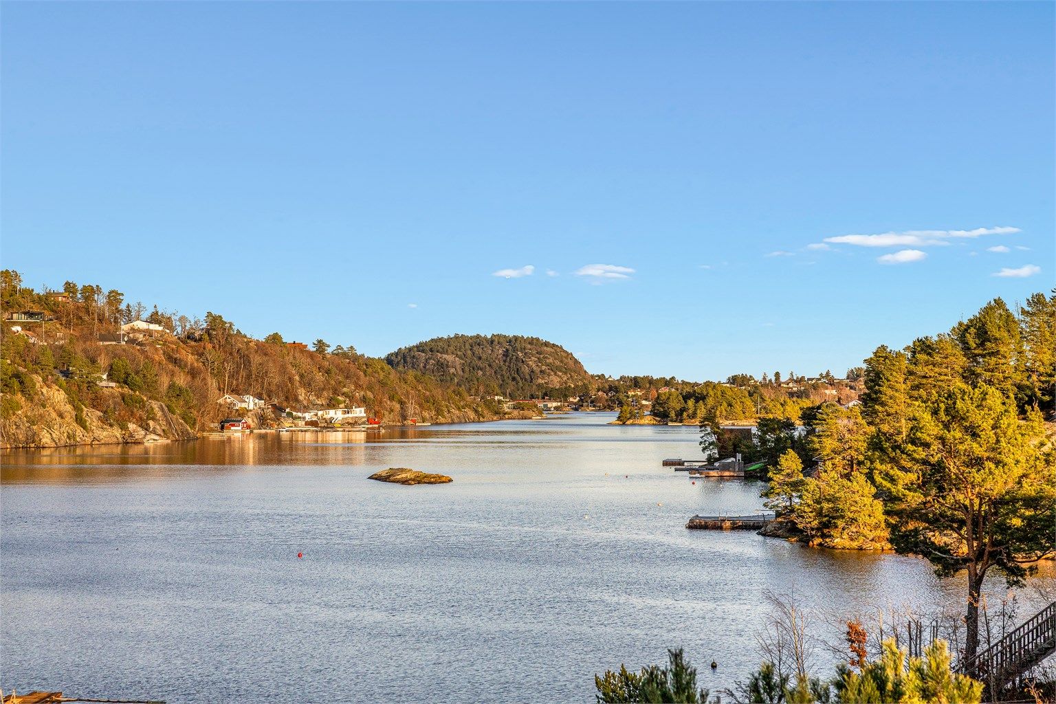Utsikt utover fjorden fra eiendommen.