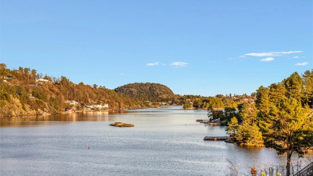 Utsikt utover fjorden fra eiendommen.
