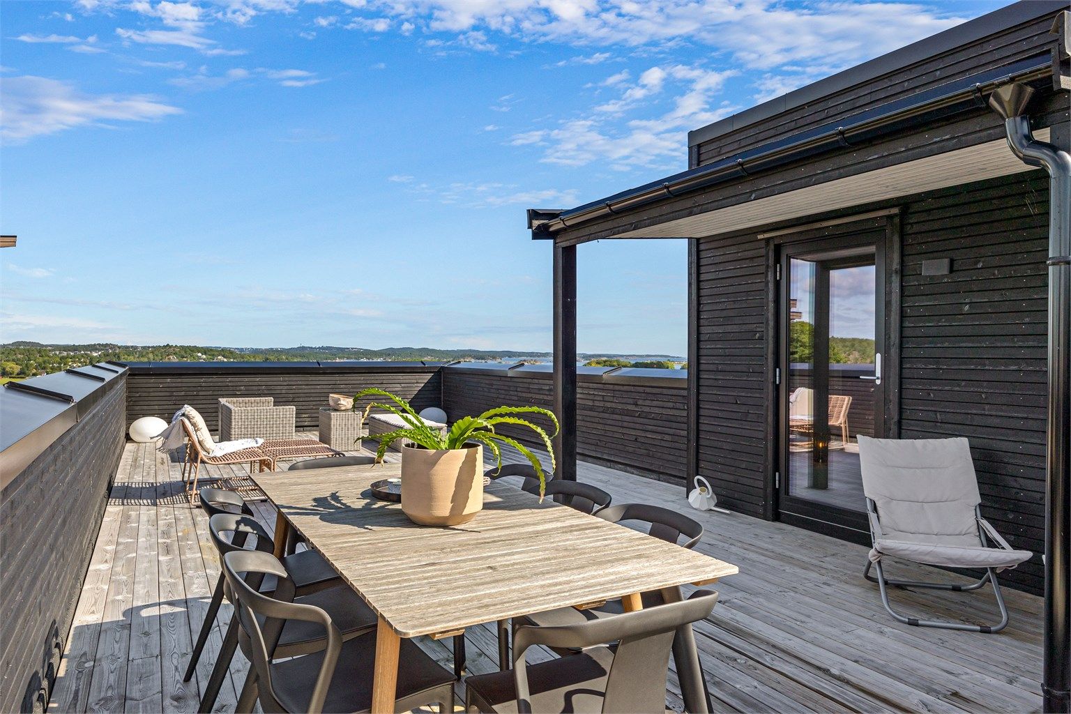 Eiendommen har to romslige takterrasser med fritt utsyn. Her er det rikelig med plass for både solsenger, spisebord og loungegrupper.