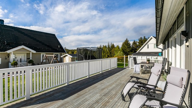 I årets varme måneder er solen på terrassen frem til sen kveld.