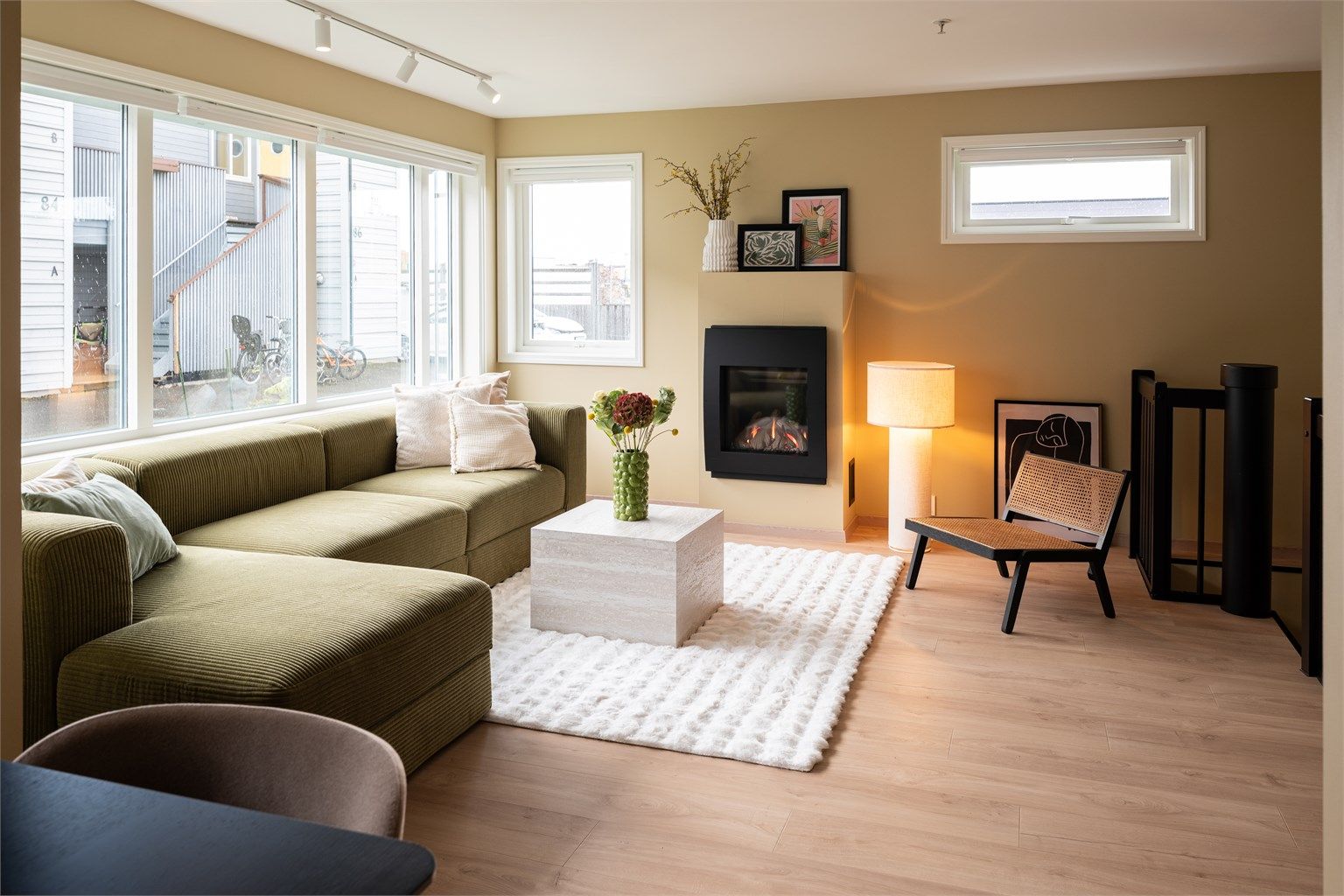 Stuen oppleves som lun med moderne fargevalg og gasspeis som sørger for ekstra hygge på sene høstkvelder. Det er utvendig, og innvendig, solskjerming på stuen.  