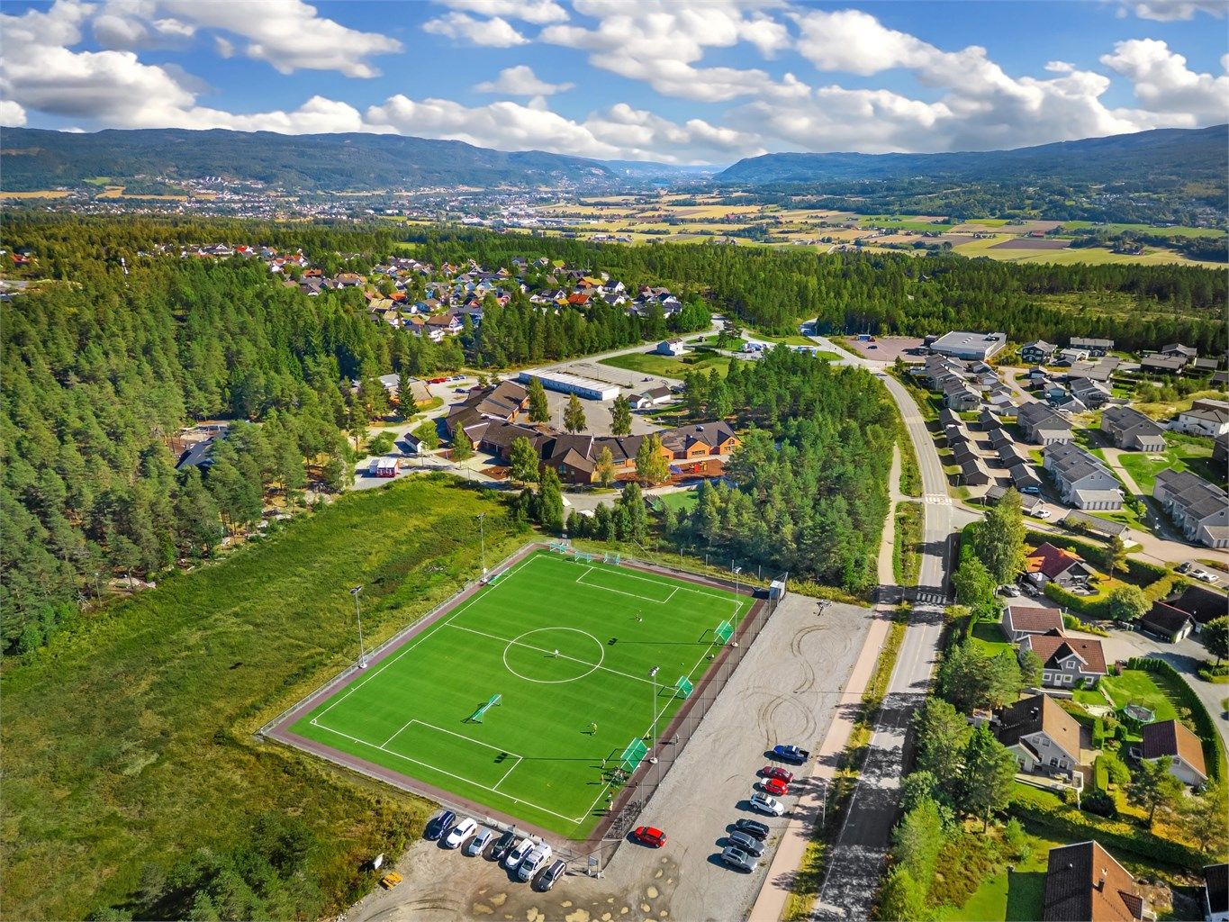 Fotballbanen ligger rett ved barneskolen
