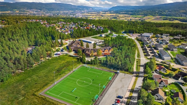Fotballbanen ligger rett ved barneskolen