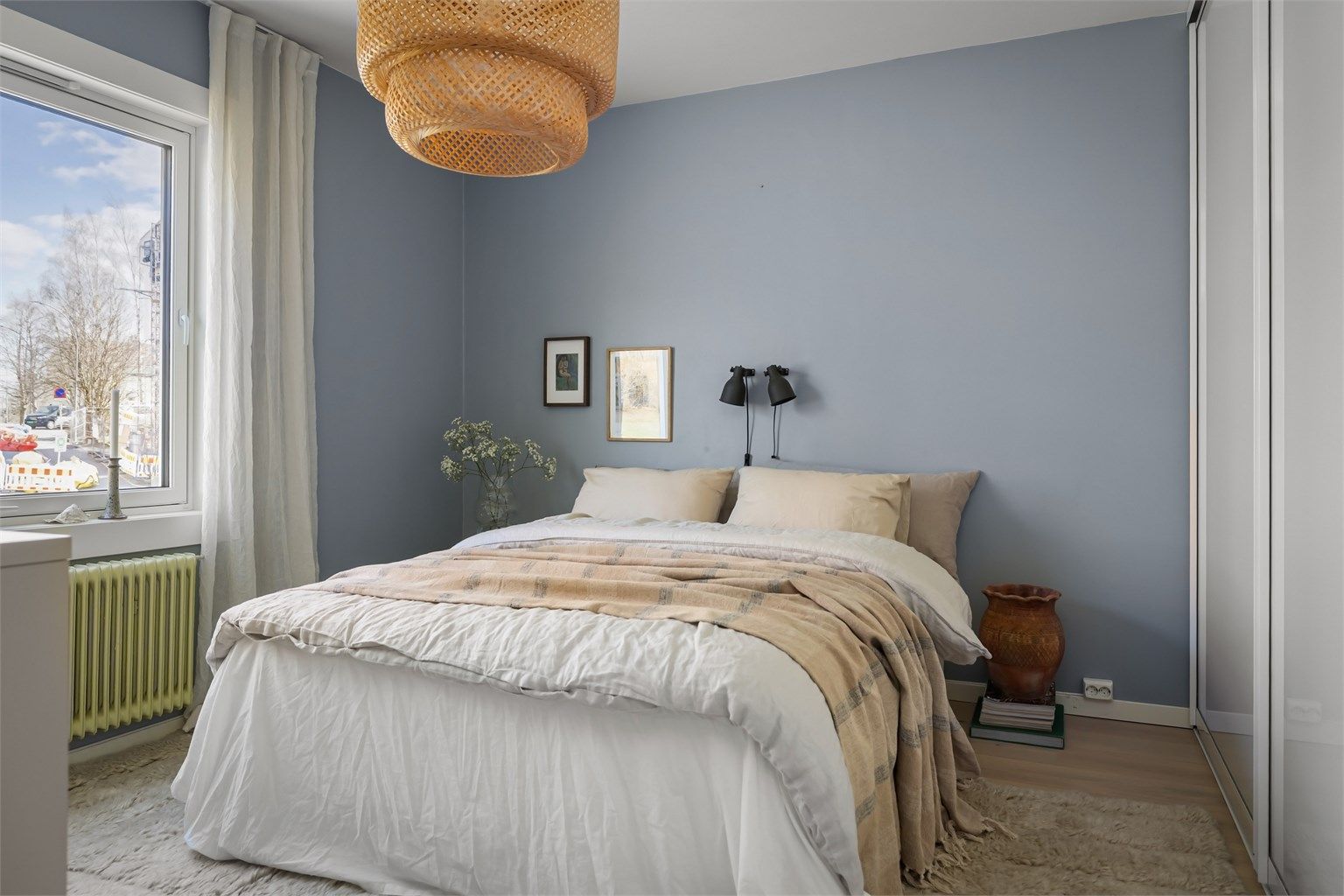 Veggflatene er malt i en lun tone (My Retreat), som gir rommet en avslappende atmosfære å sove i