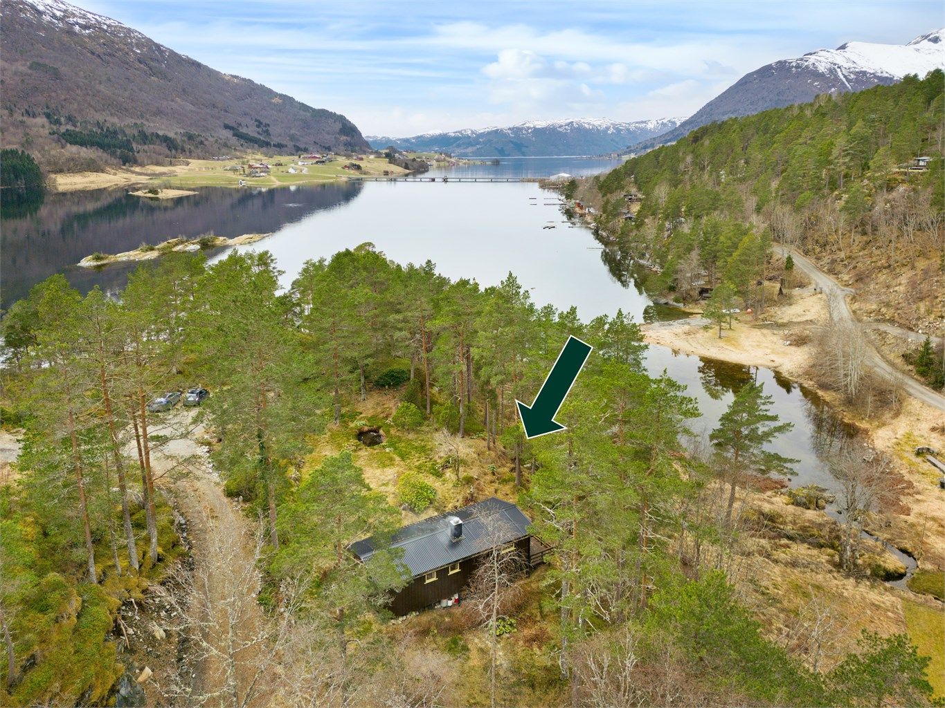  Trivelig hytte på stor naturtomt, like ved fjorden og fjæra. 