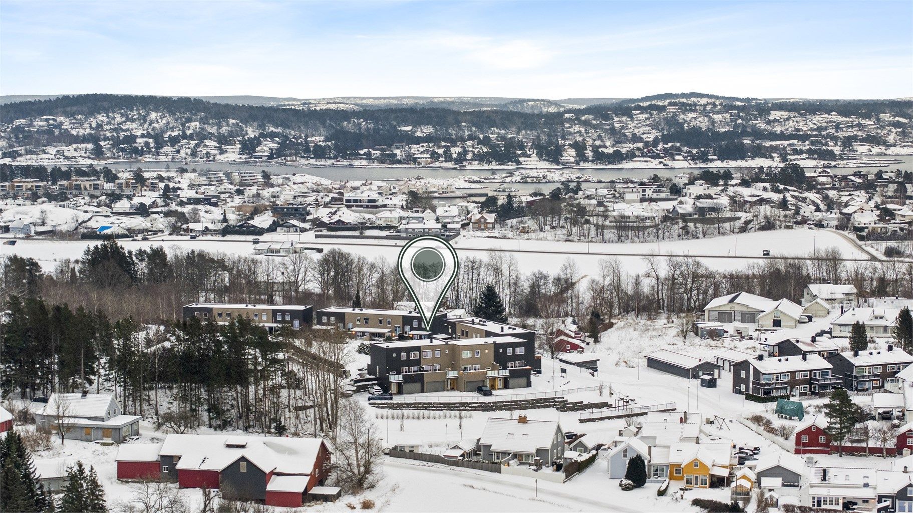 Eiendommen ligger solrikt og fritt til, med umiddelbar nærhet til flotte turområder. Området er svært barnevennlig med kort vei til både lekeplass og barneskole, og her kan barna ferdes fritt og trygt. 