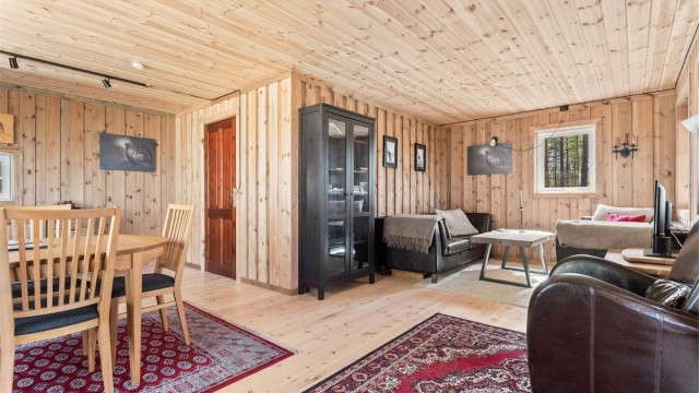 Et lunt og hyggelig oppholdsrom med vedfyring, uten innlagt strøm og vann.