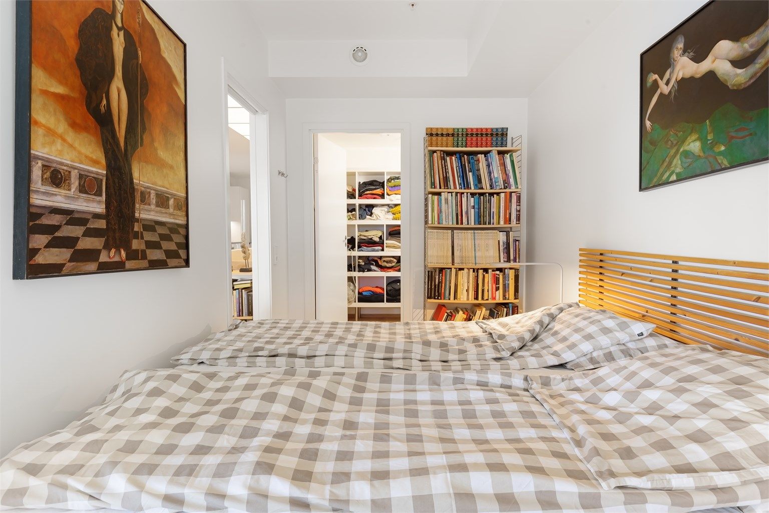 Egen garderobe innenfor soverommet