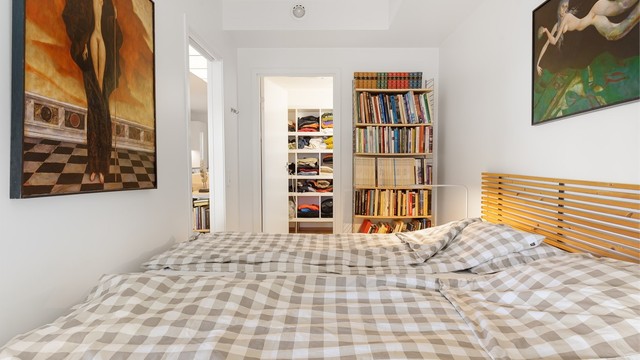 Egen garderobe innenfor soverommet