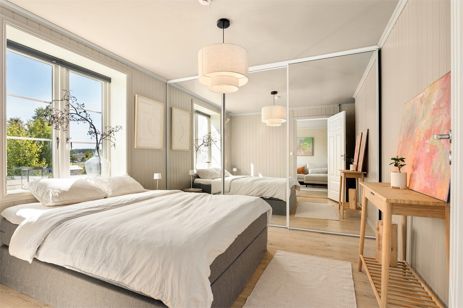 Det generøse hovedsoverommet er lysfylt og innredet med praktisk skyvedørsgarderobe. Speilfrontene har utvidende effekt på romfølelsen.