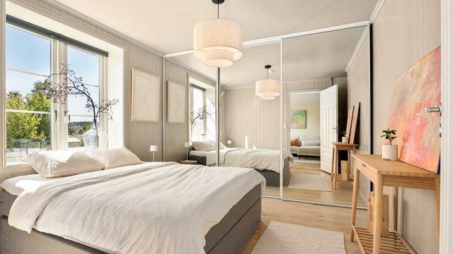 Det generøse hovedsoverommet er lysfylt og innredet med praktisk skyvedørsgarderobe. Speilfrontene har utvidende effekt på romfølelsen.