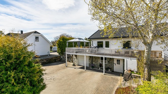 Utenom garasjen i underetasjen er det oppstillingsmuligheter for opptil flere biler på den store gårdsplassen.