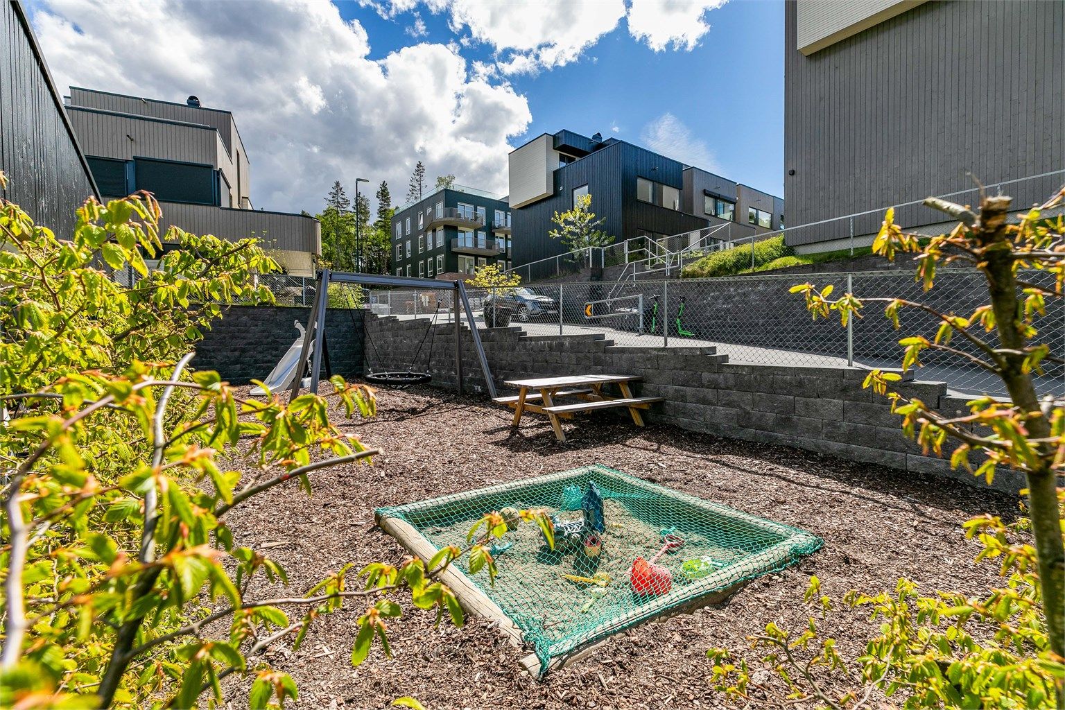 Lekeplass for de minste er lett tilgjengelig - rett over gaten.