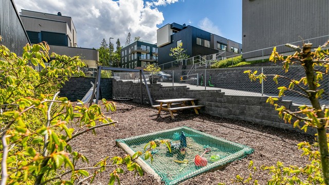 Lekeplass for de minste er lett tilgjengelig - rett over gaten.