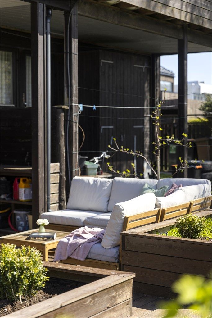 Detalj fra den lune og usjenerte uteplassen på bakkeplan.