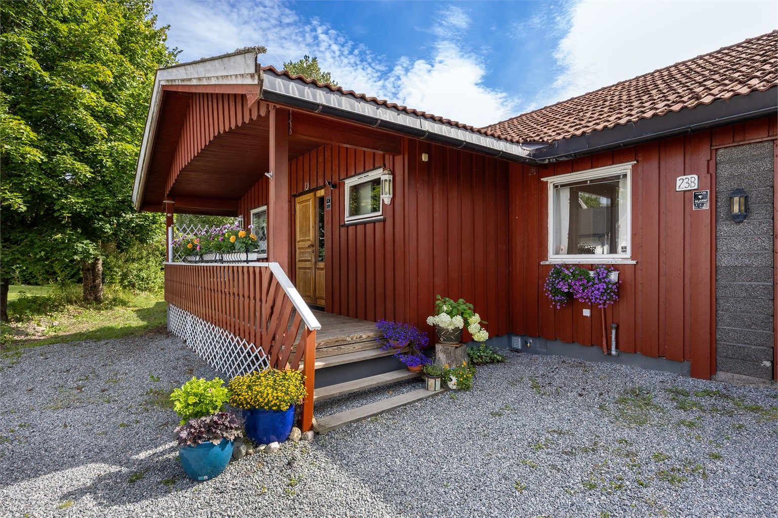 Gruset gårdsplass og trivelig velkomst.