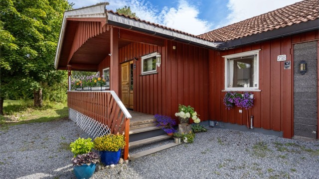 Gruset gårdsplass og trivelig velkomst.