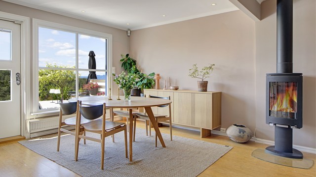 Spisestue - plass til langbord hvor både venner og familie kan inviteres til hyggelig selskap - videre utgang til uteområder