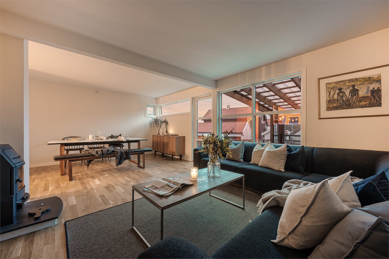 Stuen er trivelig både dag og kveld. 