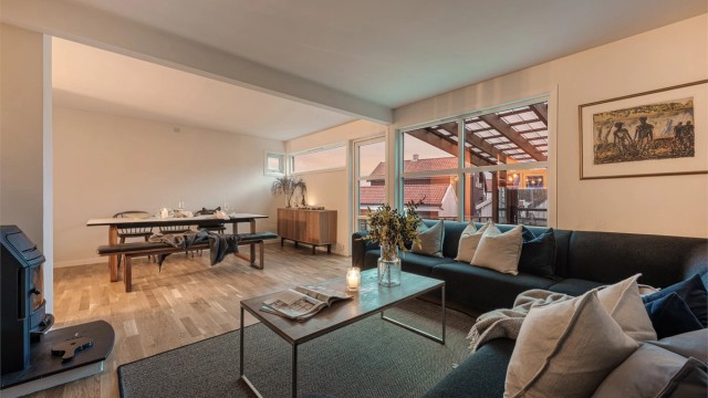 Stuen er trivelig både dag og kveld.