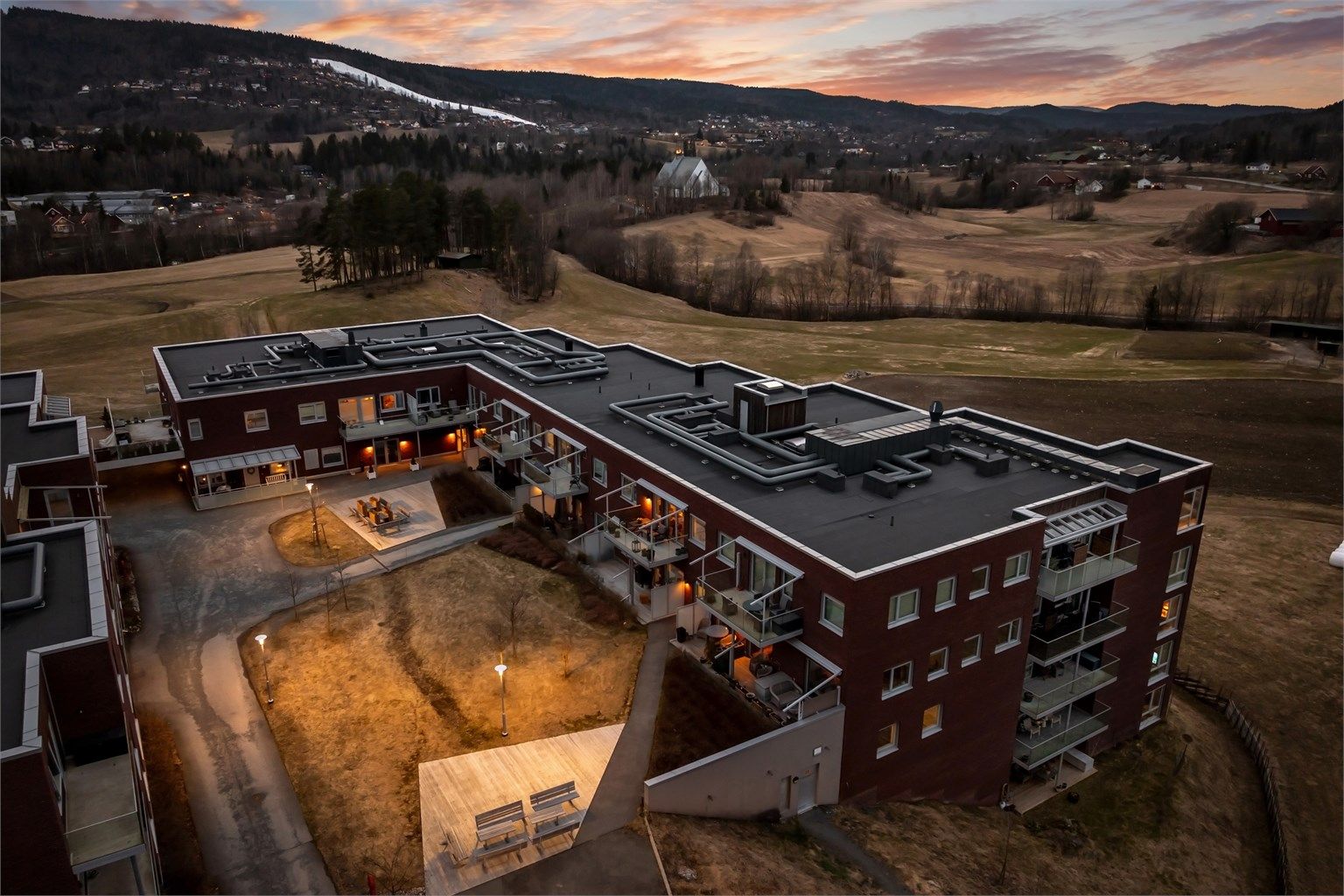 Linderudveien bussholdeplass ligger i kort avstand fra boligen og har ruter mot Sandvika som er et knutepunkt for offentlig kommunikasjon. Fra Bærums Verk har du for øvrig også tilgang på bussrute mot Oslo (via Bekkestua og Lysaker)