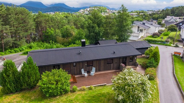 Velkommen til Østre Hatlaåsen 15 presentert av Eiendomsmegler/Partner Marit Stuen Aursnes
Foto: Hunter Visuals