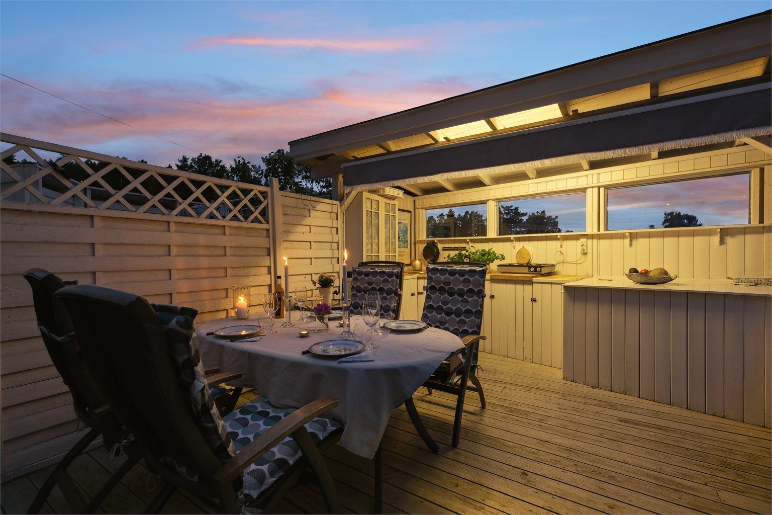 Et fristed for livsnytere – grillkvelder, måltider i solnedgang og hyggelige samtaler i lune omgivelser