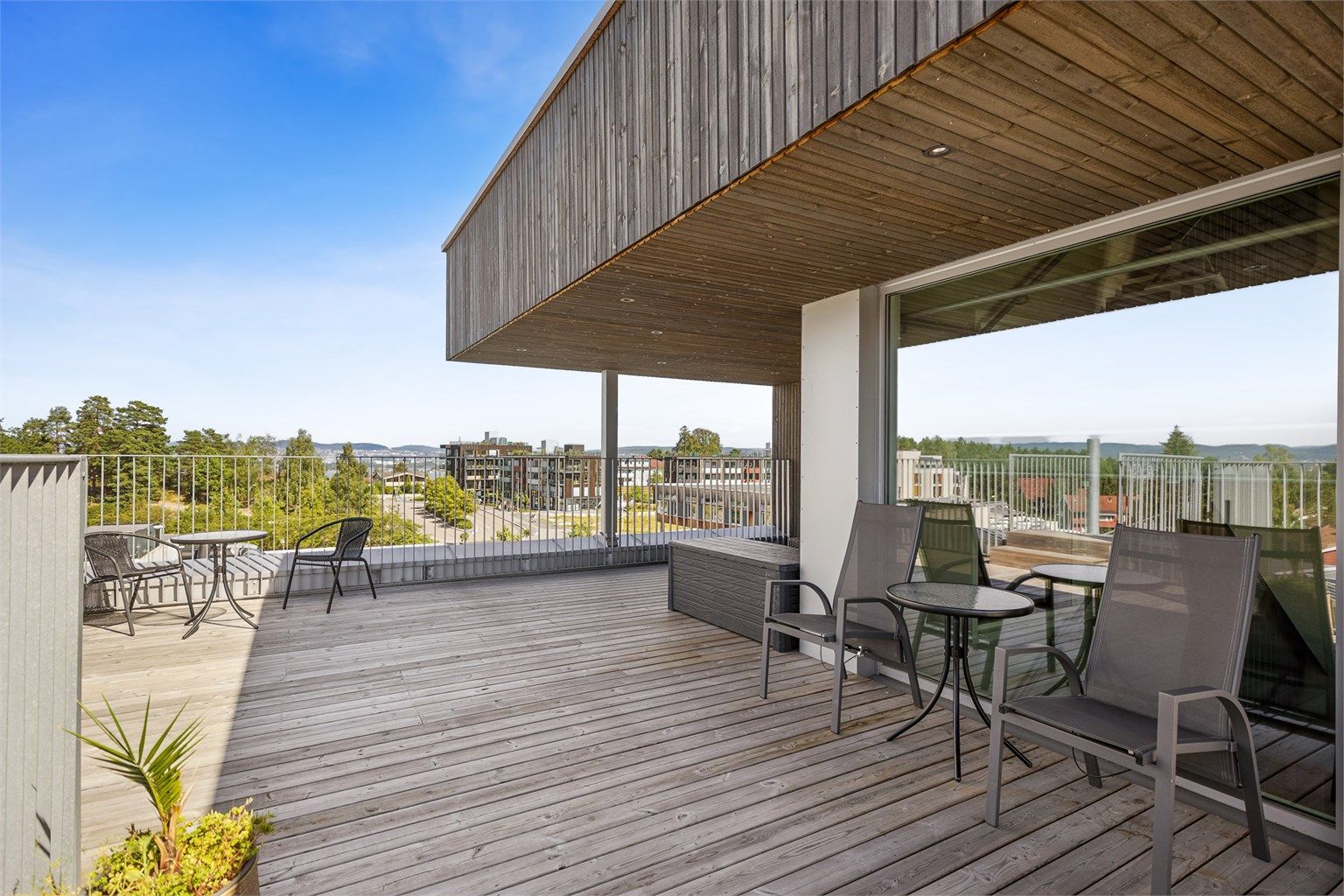 Felles takterrasse med flott utsikt og meget gode solforhold. 