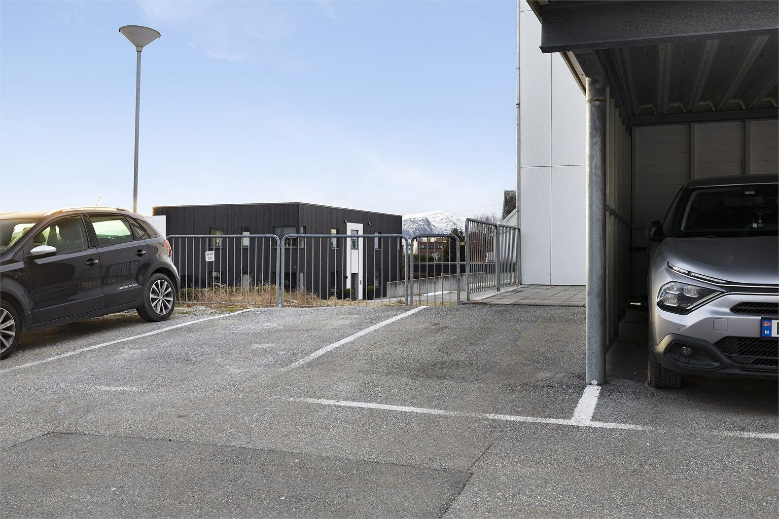 Parkeringsplassen nærmest carport følger leiligheten. Elbillader er allerede montert