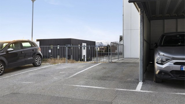 Parkeringsplassen nærmest carport følger leiligheten. Elbillader er allerede montert