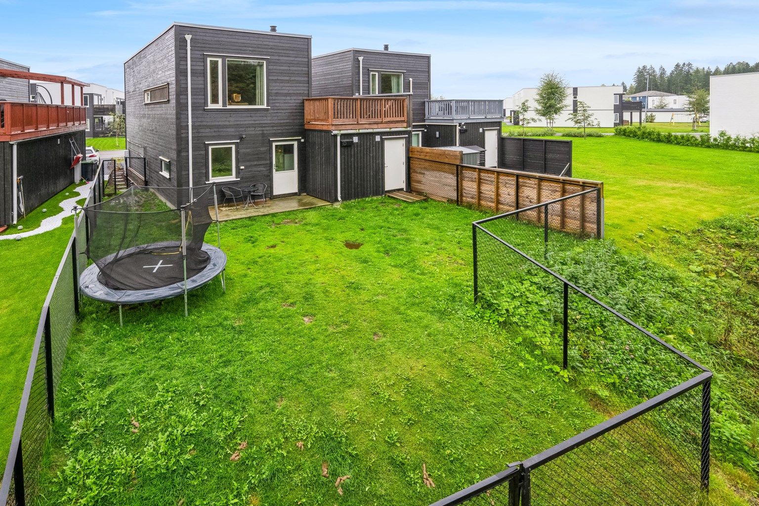 Velkommen til Harstadrøet 101A- God plass i hagen til flere aktiviteter