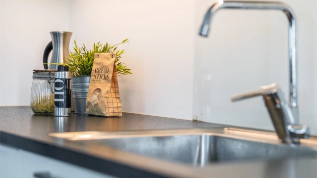 Kjøkkenbenken har nedfelt oppvaskkum og god arbeidsplass til matlaging.