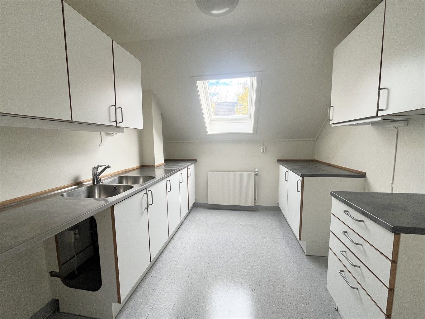 Separat kjøkken. Hvitevarer medfølger ikke.