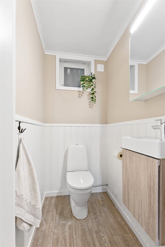 Praktisk separat toalettrom.