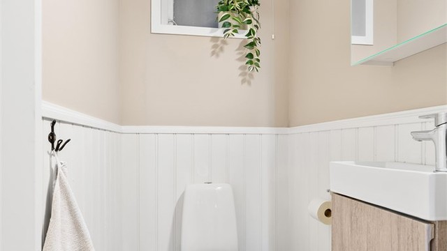 Praktisk separat toalettrom.