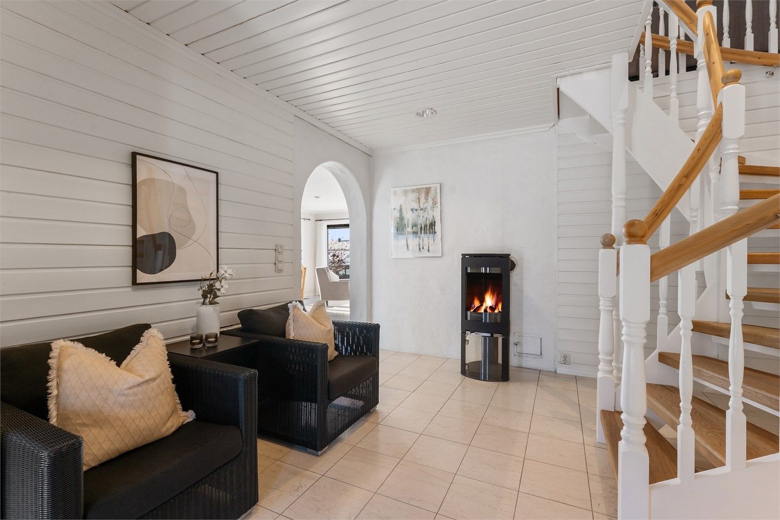 Trappegangen har en effektiv vedovn som gir god varme til etasjen.