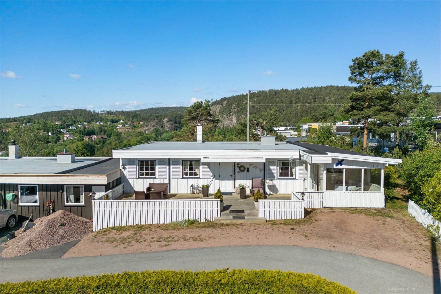 Fin plassering i høyden og en rolig beliggenhet i blindvei som medfører ingen gjennomgangstrafikk