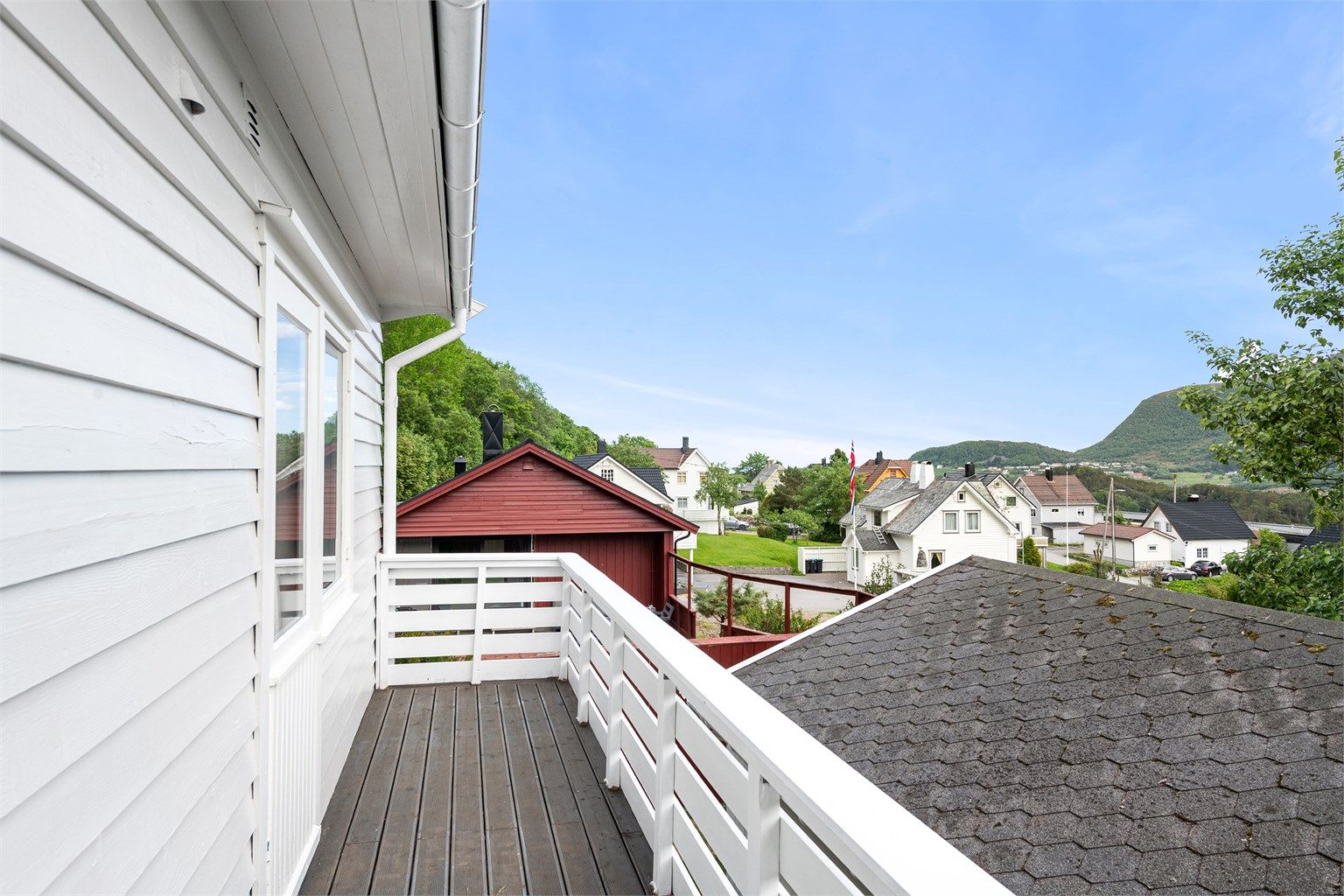 Balkongen er bygget i trekonstruksjoner med terrassebord på gulvet.