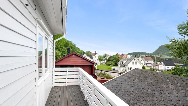 Balkongen er bygget i trekonstruksjoner med terrassebord på gulvet.