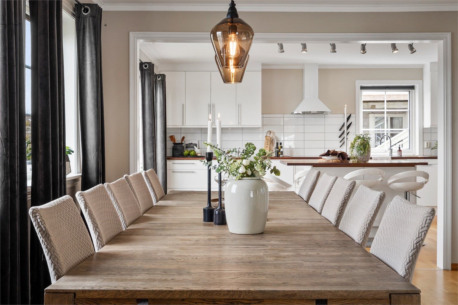 Fra spisestuen er det åpen tilgang til et stort og velutstyrt kjøkken fra 2016.