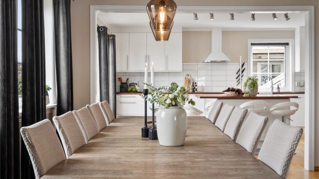 Fra spisestuen er det åpen tilgang til et stort og velutstyrt kjøkken fra 2016.