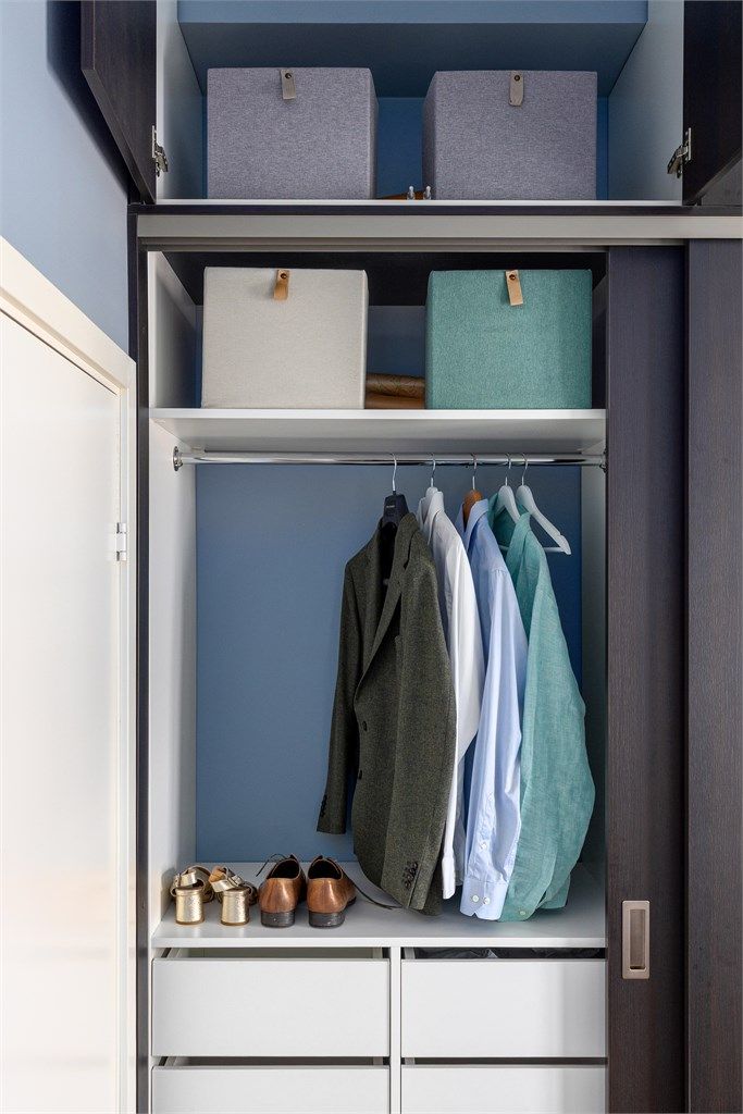 Meget god garderobe- og lagringsplass i garderobeskap fra gulv til tak gir optimal utnyttelse av plassen.