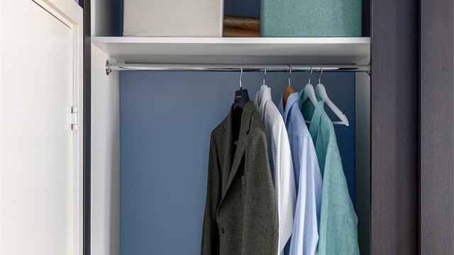 Meget god garderobe- og lagringsplass i garderobeskap fra gulv til tak gir optimal utnyttelse av plassen.