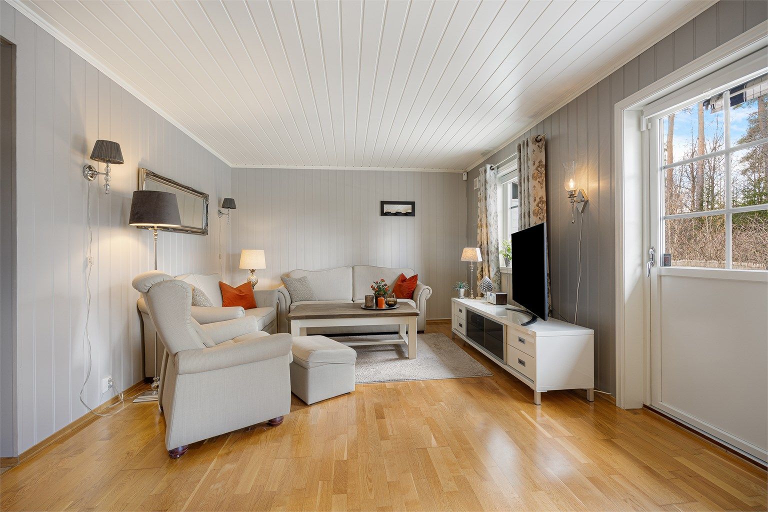 Fra stuen er det direkte utgang til den store markterrassen, som blir en naturlig forlengelse av oppholdsrommet på sommerstid.