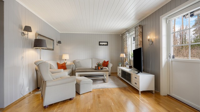 Fra stuen er det direkte utgang til den store markterrassen, som blir en naturlig forlengelse av oppholdsrommet på sommerstid.