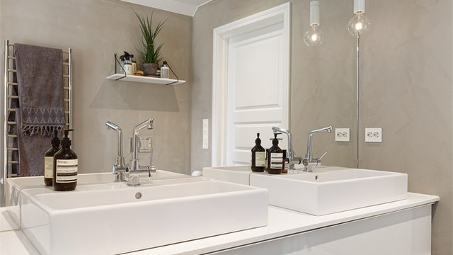 Badet i andre etasje har dobbel servant, gulvvarme og downlights.