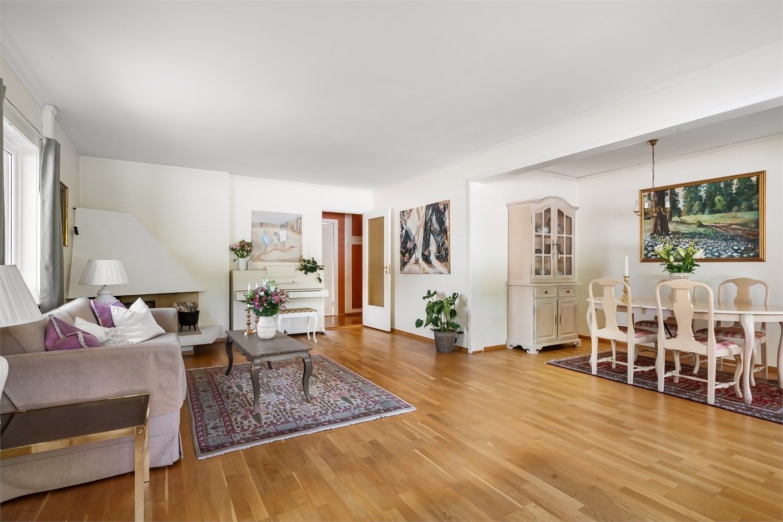 Leiligheten har en smart planløsning med entre, bad, separat toalettrom, tre soverom, stue, spisestue og kjøkken