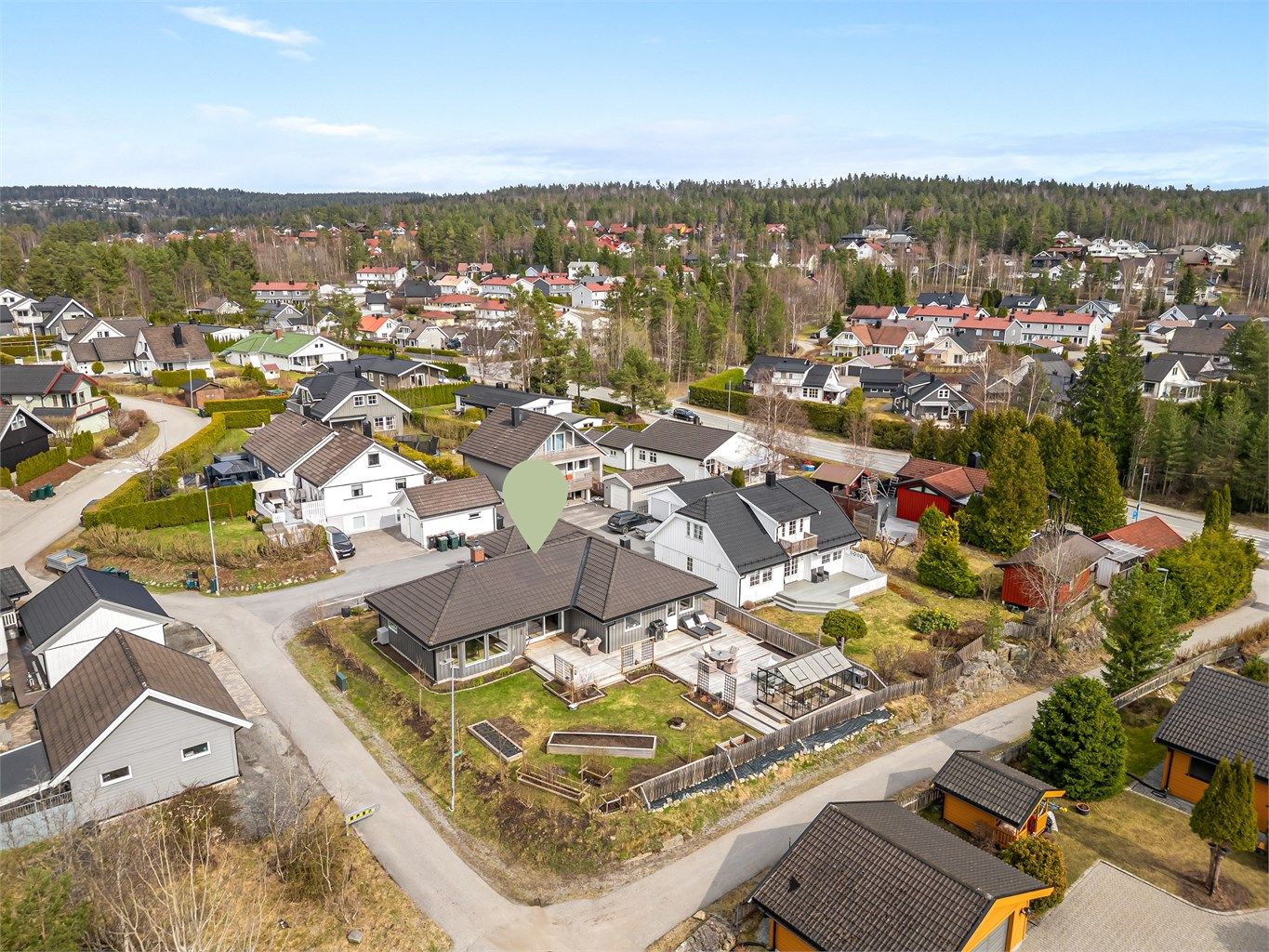Eiendommen ligger i et etablert og barnevennlig boligområde på Konnerud.