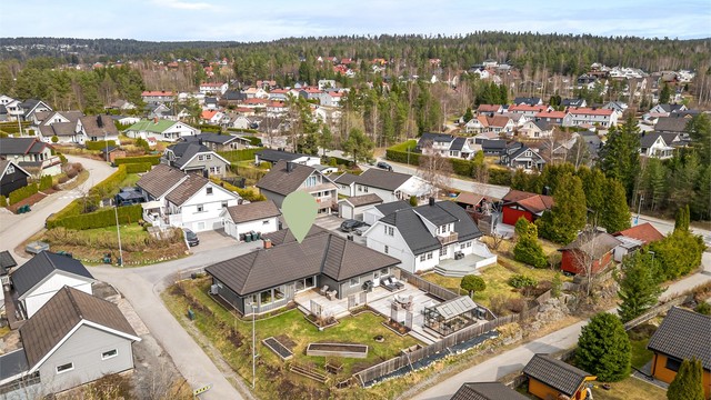 Eiendommen ligger i et etablert og barnevennlig boligområde på Konnerud.